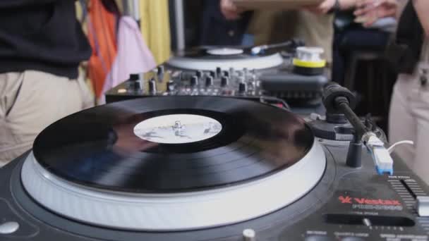 Disco Vinile Che Gira Giradischi Banco Della Musica Durante Set — Video Stock