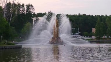 Altın Spike Çeşmesi, Moskova 'daki VDNKh' nin üç ana çeşmesinden biri olan dev bir buğday filizi şeklinde eşsiz bir çeşmedir. Moskova 'nın ünlü manzarası. Moskova, Rusya - 07.14.2021