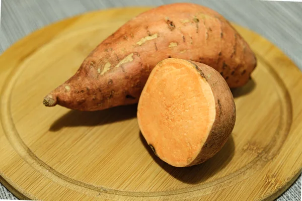 Unpeeled Sweet Potato Tuber Cut Sweet Potato Wooden Cutting Board — Stock Photo, Image
