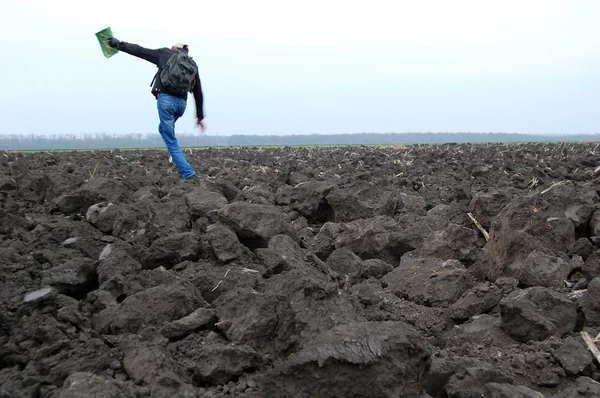 O homem está a saltar no campo. — Fotografia de Stock