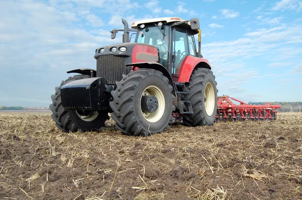 Traktoru umožňuje obdělávání půdy — Stock fotografie