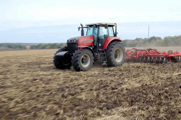 Tractor tills soil — Stock Photo, Image