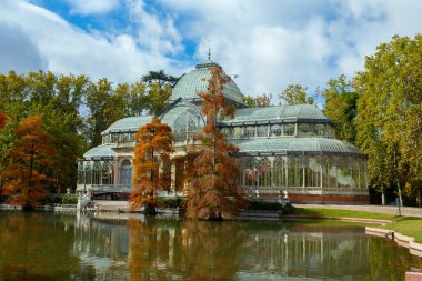 Madrid, İspanya - 23 Ekim 2020: sonbaharda Retiro Park 'taki Kristal Saray