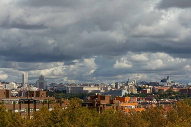 Madrid, İspanya - 23 Ekim 2020: Madrid sonbaharda fırtına bulutları ile gökyüzü manzarası