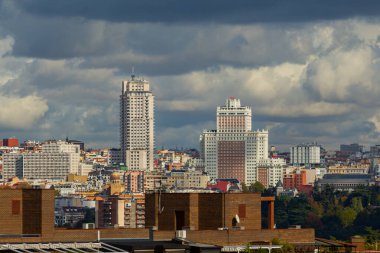 Madrid, İspanya - 23 Ekim 2020: Madrid sonbaharda fırtına bulutları ile gökyüzü manzarası
