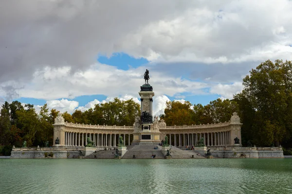 Мадрид Испания Октября 2020 Года Памятник Альфонсо Xii Пруду Парка — стоковое фото