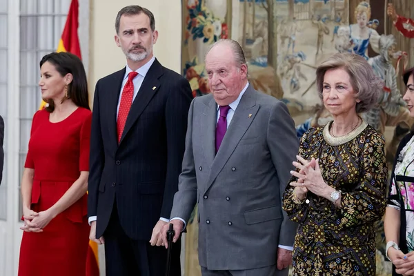 Madrid, İspanya - 15 Ekim 2019: İspanya Kralı VI. Felipe, İspanya Kraliçesi Letizia, İspanya 'nın eski kralı I. Juan Carlos ve İspanya' nın eski Kraliçesi Sofya, El Pardo Kraliyet Sarayı 'ndaki Ulusal Spor Ödüllerine katıldı. 