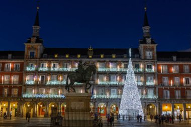 Madrid, İspanya - 4 Ocak 2021: Madrid Plaza Belediye Başkanı Noel ışıklarıyla süslendi.