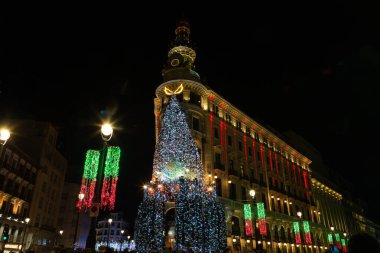 Madrid, İspanya - 4 Ocak 2021 Madrid 'deki Four Season Oteli, ışıklar ve Noel ağacı ile süslenmiş.