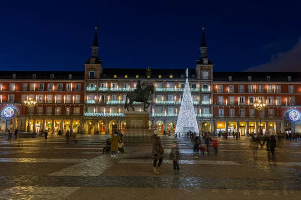 Madrid, İspanya - 4 Ocak 2021: Madrid Plaza Belediye Başkanı Noel ışıklarıyla süslendi.
