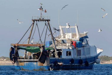 Formentera, İspanya 6 Ağustos 2019 'da denizde balıkçı teknesi. Formentera kıyısında. Formentera 'da balıkçı teknesi