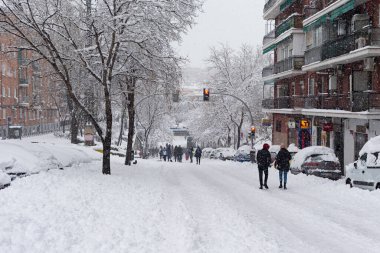 Madrid, İspanya... 9 Ocak 2021 Madrid sokakları ve yolları karla kaplı. Filomena fırtınası. Madrid 'de büyük kar yağışı
