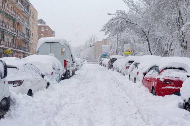 Madrid, İspanya... 9 Ocak 2021 Madrid sokakları ve yolları karla kaplı. Filomena fırtınası. Madrid 'de büyük kar yağışı