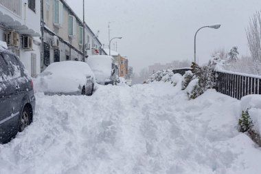 Madrid, İspanya... 9 Ocak 2021 Madrid sokaklarında karla kaplı arabalar. Fırtına Filomena. Madrid 'de şiddetli kar yağışı var. Kar kaplı arabalar.
