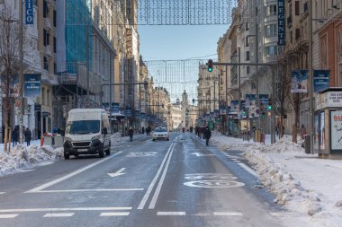 Madrid, İspanya - 9 Ocak 2021 Madrid 'de Gran Via caddesi karla kaplı. Fırtına Filomena. Madrid 'de büyük kar yağışı