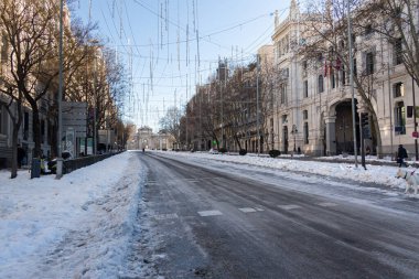 Madrid, İspanya - 9 Ocak 2021 Madrid Alcala Caddesi karla kaplıydı. Filomena fırtınası. Madrid 'de büyük kar yağışı