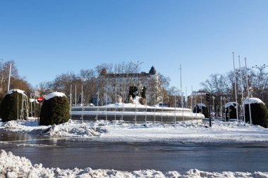 Madrid, İspanya... 9 Ocak 2021: Madrid Plaza de Neptuno karla kaplı. Madrid 'de kar yağışı. Filomena. Madrid 'de şiddetli kar yağışı var. Filomena fırtınası.
