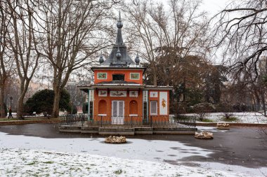 Madrid, İspanya... 9 Ocak 2021 Madrid 'deki Retiro Parkı' nın bahçeleri ve gezinti yerleri karla kaplı. Fırtına Filomena. Madrid 'de büyük kar yağışı