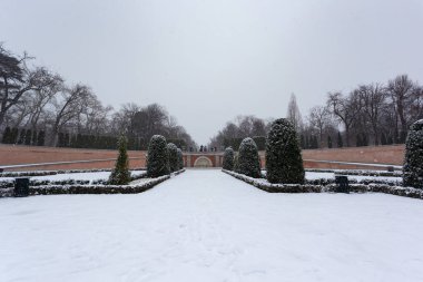 Madrid, İspanya... 9 Ocak 2021 Madrid 'deki Retiro Parkı' nın bahçeleri ve gezinti yerleri karla kaplı. Fırtına Filomena. Madrid 'de büyük kar yağışı
