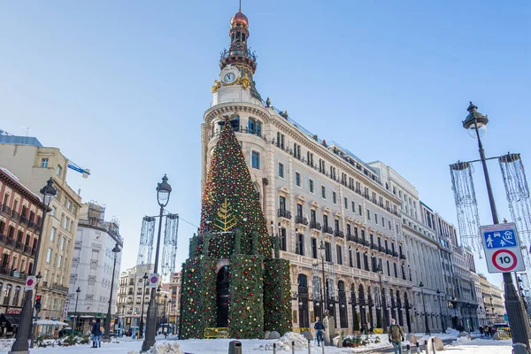 Madrid, İspanya, 9 Ocak 2021, Madrid Four Season Oteli karla kaplı. Fırtına Filomena. Madrid 'de şiddetli kar yağışı var. Kar kaplı arabalar.