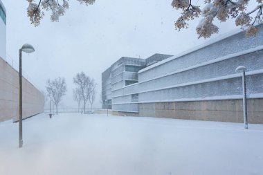 Madrid, İspanya... 9 Ocak 2021 kar fırtınası filomena ile kaplı Madrid sağlık merkezi. Madrid 'de şiddetli kar yağışı var. Kar kaplı arabalar.