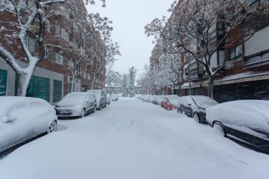 Madrid, İspanya - 9 Ocak 2021: Madrid sokakları karla kaplandı, Fırtına Filomena. Madrid 'de şiddetli kar yağışı var. Kar kaplı arabalar.