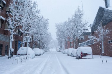 Madrid, İspanya - 9 Ocak 2021: Madrid sokakları karla kaplandı, Fırtına Filomena. Madrid 'de şiddetli kar yağışı var. Kar kaplı arabalar.