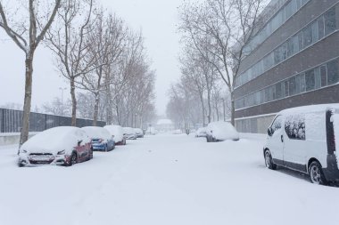 Madrid, İspanya - 9 Ocak 2021: Madrid sokakları karla kaplandı, Fırtına Filomena. Madrid 'de şiddetli kar yağışı var. Kar kaplı arabalar.