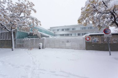 Madrid, İspanya - 9 Ocak 2021: Madrid Sağlık Merkezi karla kaplandı. Madrid 'de kar yağışı. Filomena. Madrid 'de şiddetli kar yağışı var. Filomena fırtınası.