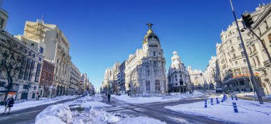 Madrid, İspanya - 9 Ocak 2021: Kazı makineleri Madrid sokaklarından kar temizliyor. Madrid 'de kar yağışı. Filomena. Madrid 'de şiddetli kar yağışı var. Filomena fırtınası.