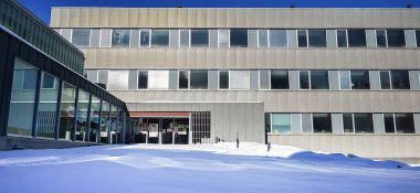 Madrid, İspanya... 9 Ocak 2021 kar fırtınası filomena ile kaplı Madrid sağlık merkezi. Madrid 'de şiddetli kar yağışı var. Kar kaplı arabalar.