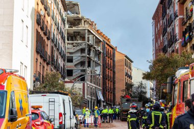 Madrid, İspanya... 21 Ocak 2021: Madrid 'de acil servis araçları, itfaiye ve polis personeliyle birlikte bina yakınlarında bir gaz sızıntısı yüzünden havaya uçtu. Sokak enkazı servisi