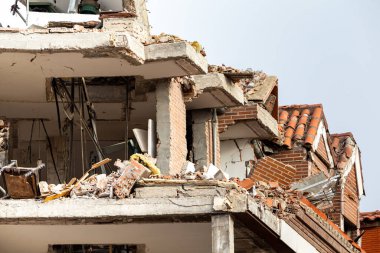 Madrid, İspanya - 21 Ocak 2021: Madrid 'de Toledo Caddesi' nde meydana gelen gaz patlaması sonucu yıkılan bina. Madrid 'de bir binada patlama. Patlamadan sonra bir binanın tahrip edilmesi.