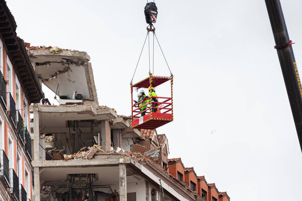 Мадрид, Испания - 21 января 2021 года: Техники Мадридского городского совета проверяют последствия взрыва газа в здании.