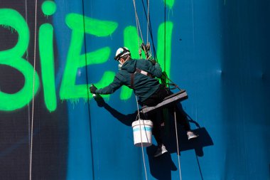 Madrid, İspanya... 10 Şubat 2021 'de Madrid' de bir ulusal serinin prömiyerinin duyurulmasıyla sabotaj. Tartışmalı bir gala. Reklam tuvalinde tartışmalı bir metin. Sosyal ağlardaki tartışmaların metni. Yeniden kindar graffiti.