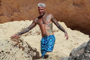 Formentera, İspanya... 12 Ağustos 2019: Ünlü rapçi Fedez Formentera 'da tatilin tadını çıkarıyor. Rapçi Fedez uçurumun kenarında. Rapçi Fedez Akdeniz 'in sularında yüzüyor.