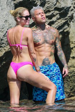 Formentera, İspanya... 12 Ağustos 2019: Chiara Ferragni ve kocası rapçi Fedez, Akdeniz sularındaki fotoğrafçılar için sarmaş dolaş poz verdiler. Bikinili Chiara. Chiara Ferragni 'nin Formentera' daki tatili.