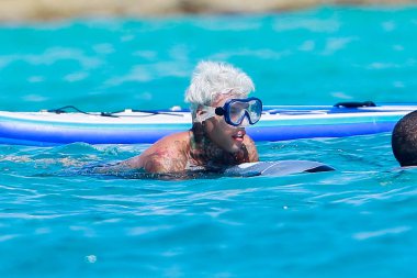 Formentera, İspanya... 12 Ağustos 2019: Ünlü rapçi Fedez Formentera 'da tatilin tadını çıkarıyor. Rapçi Fedez uçurumun kenarında. Rapçi Fedez Akdeniz 'in sularında yüzüyor.