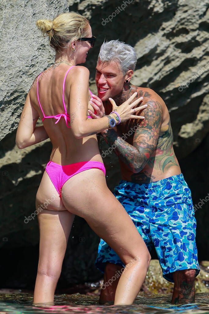 Formentera, España- 12 de agosto de 2019: Chiara Ferragni y su marido la rapera Fedez posan abrazando para fotógrafos en aguas mediterráneas. Chiara en bikini. Vacaciones de Chiara Ferragni en Formentera. 2023