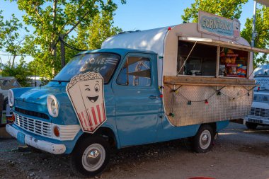 Madrid, İspanya... 17 Nisan 2021: Van etkinlikler için yemek kamyonu olarak tasarlandı. Fast food kamyonu. Fast food satışı