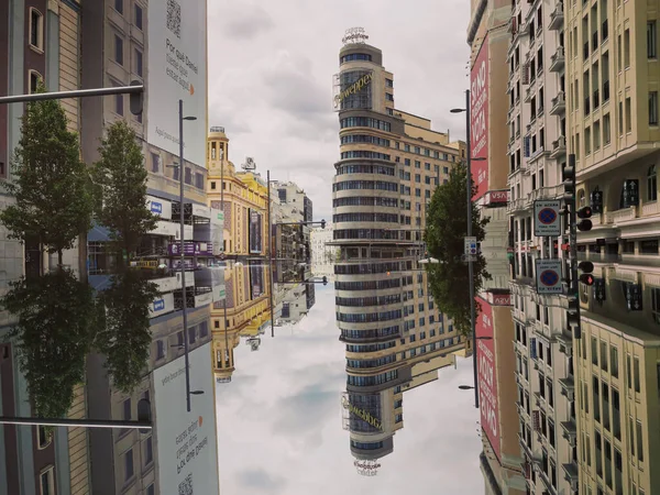 2021年4月21日 马德里 马德里大街 镜像效果 马德里Gran Via街的反思 镜像照片 对建筑的反思 — 图库照片