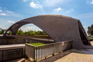 Madrid, İspanya - 30 Nisan 2021 Madrid 'deki Manzanares nehri üzerindeki köprüler. Nehrin yanındaki inşaatlar. Şehir fotoğrafı
