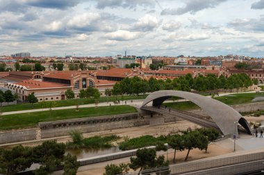 Madrid, İspanya - 30 Nisan 2021 Madrid ve Manzanares nehri panoramik. Matadero de Madrid, Manzanares nehrinin yanında. Nehrin yanındaki inşaatlar. Şehir fotoğrafı