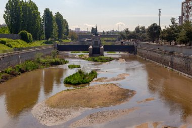 Madrid, İspanya - 30 Nisan 2021 Madrid 'deki Manzanares nehri üzerindeki köprüler. Nehrin yanındaki inşaatlar. Şehir fotoğrafı