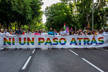 Madrid, İspanya - 3 Temmuz 2021: Madrid 'deki eşcinsel onur festivallerindeki insan hakları gösterileri sırasında 