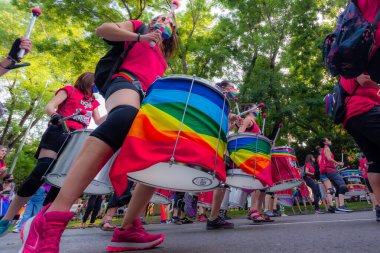 Madrid, İspanya - 3 Temmuz 2021: Madrid 'deki gösteri sırasında gökkuşağı renginde gey gururu olan bir grup batucada. Madrid 'de Onur Festivali