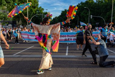 Madrid, İspanya - 3 Temmuz 2021: Geyşa travesti adam eşcinsel onur şenlikleri sırasında. Madrid Plaza de Cibeles 'de geyşa kostümü. Madrid 'de Onur Festivali