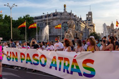 Madrid, İspanya - 3 Temmuz 2021: Madrid 'deki eşcinsel onur festivallerindeki insan hakları gösterileri sırasında 