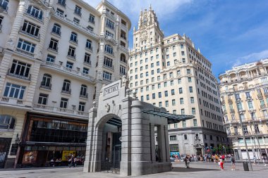 Antonio Palacios tarafından yaratılan Gran Va metrosu için yeni asansör. Madrid Yeraltı