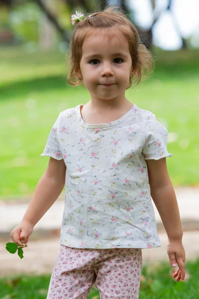 Lilla Blonda Hår Flicka Byxor Och Shirt Som Löper Genom — Stockfoto